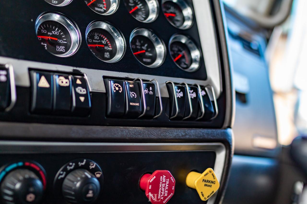 2015 Kenworth T-800 T/A Tractor Sleeper Heavy Spec Red Deer AB