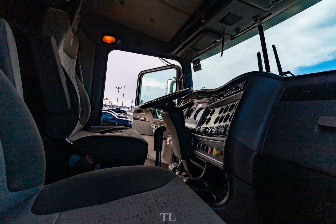 2015 Kenworth T-800 T/A Tractor Sleeper Heavy Spec Red Deer AB