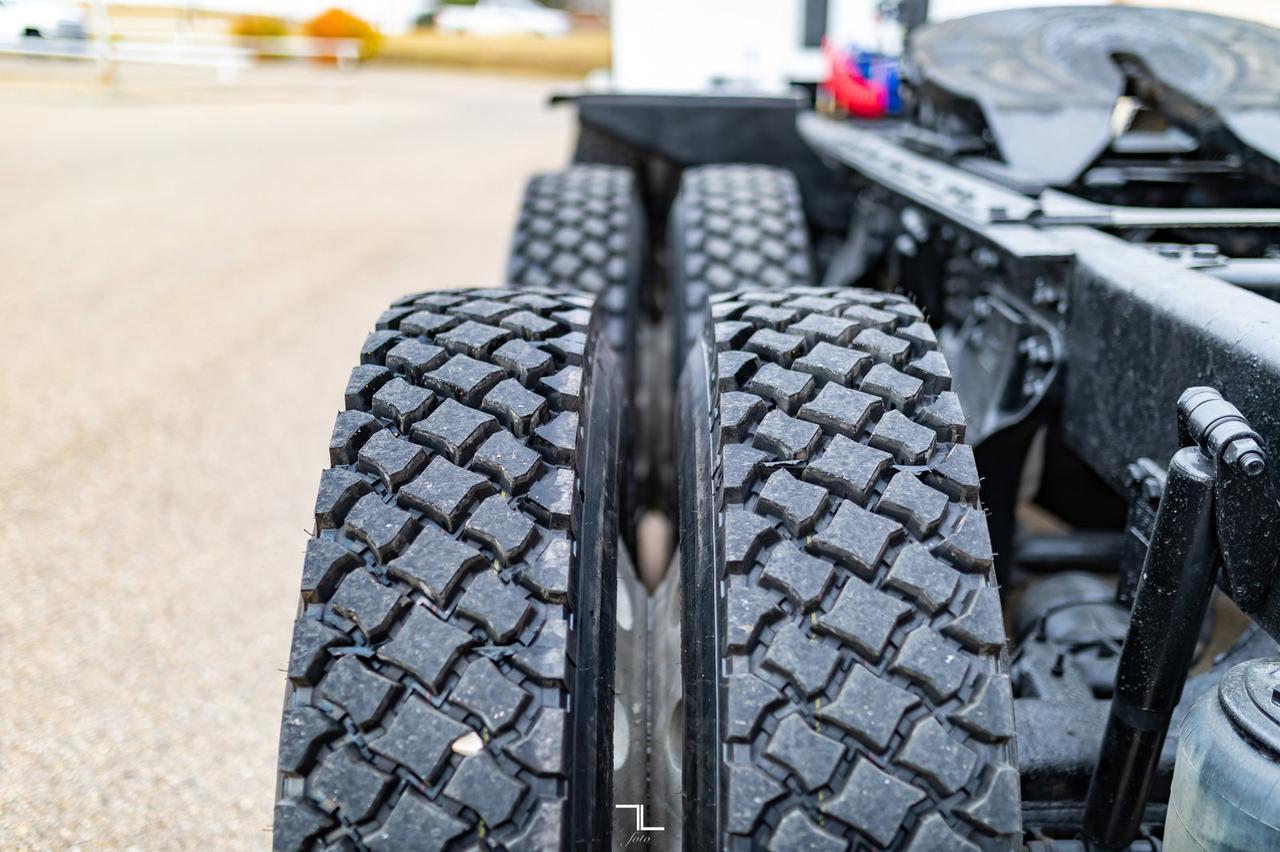 2015 Kenworth T-880 Tri-Drive Tractor Sleeper Heavy Spec Red Deer AB