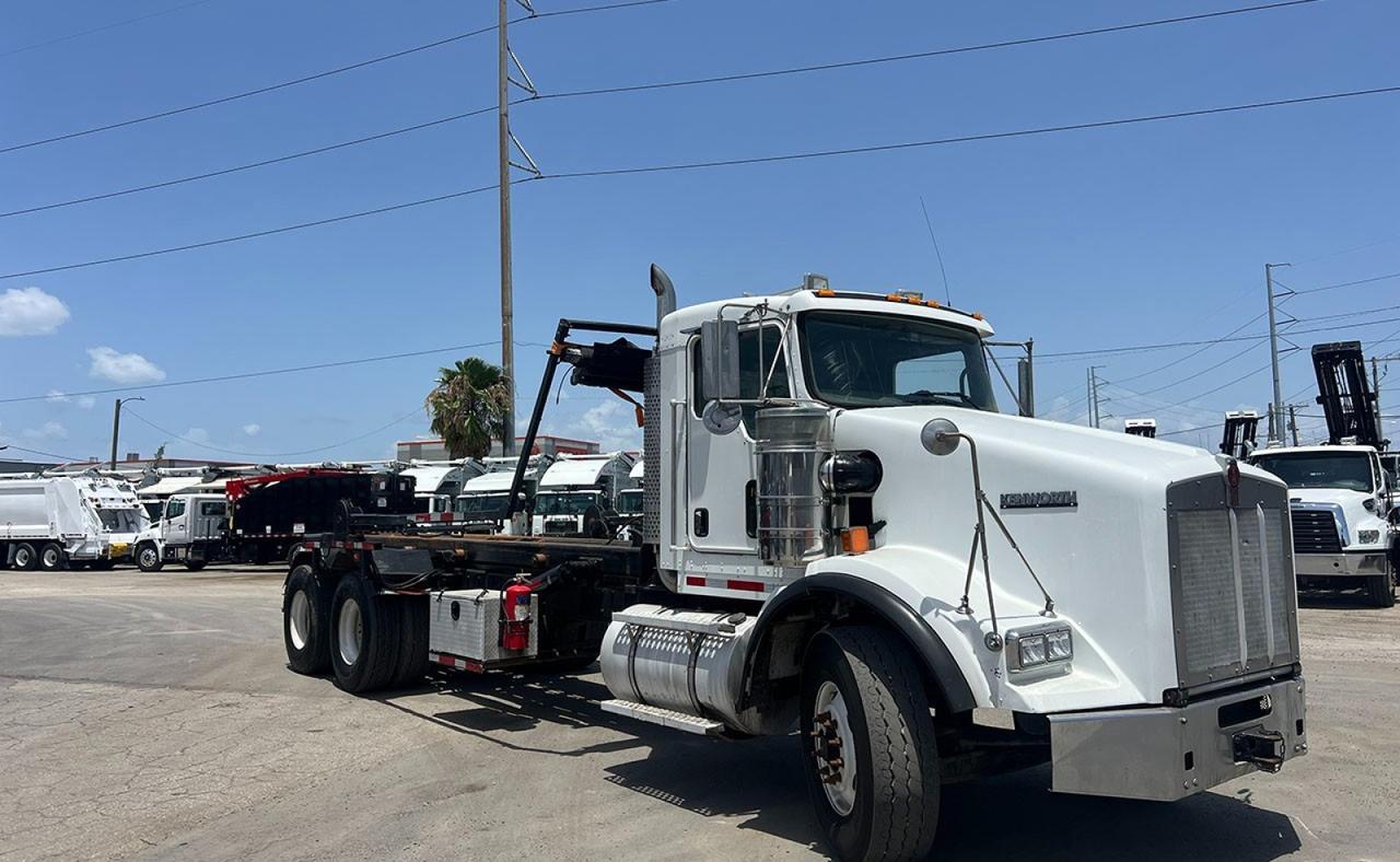 2015 Kenworth T800 60,000 lb Galbreath Roll Off Truck