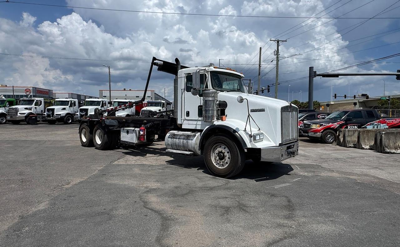2015 Kenworth T800 60,000 lb Galbreath Roll Off Truck