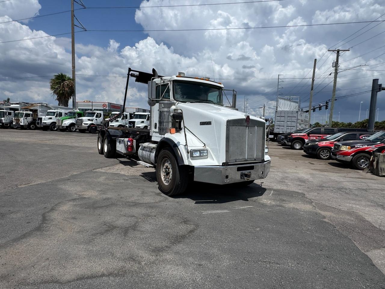 2015 Kenworth T800 60,000 lb Galbreath Roll Off Truck