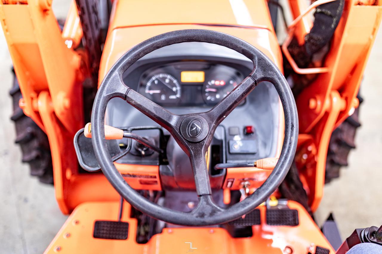 2015 Kubota M7040SUD 4WD Tractor Loader Grapple Diesel Red Deer AB