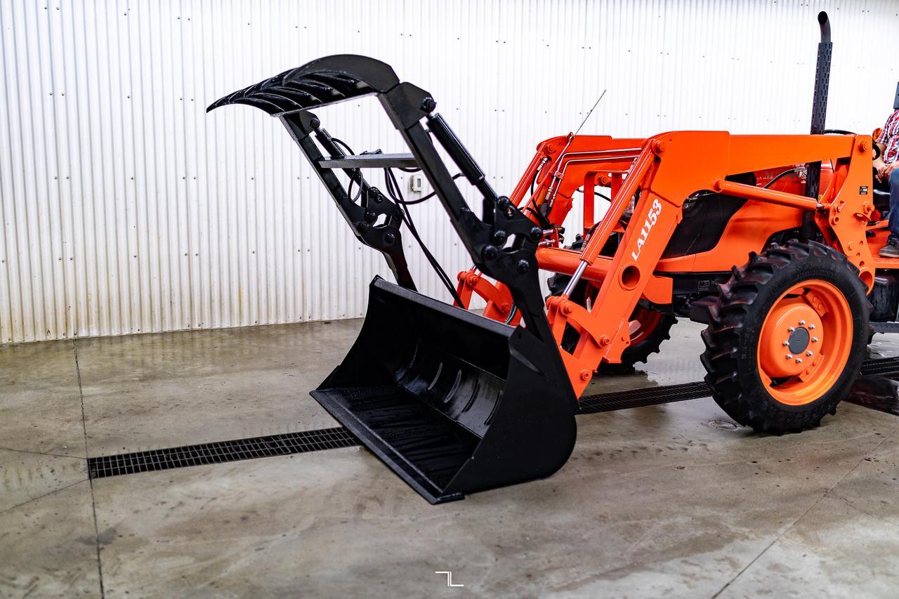 2015 Kubota M7040SUD 4WD Tractor Loader Grapple Diesel Red Deer AB