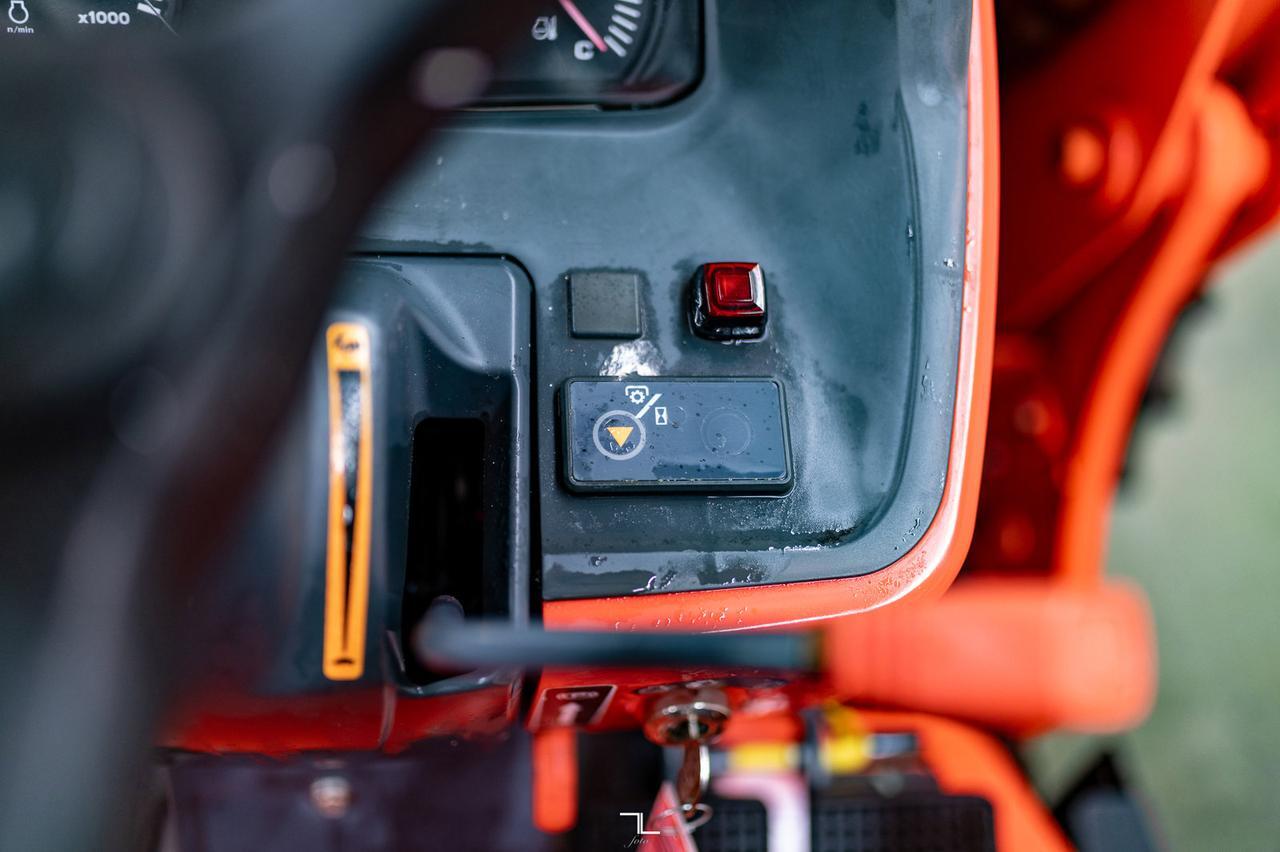 2015 Kubota M7040SUD 4WD Tractor Loader Grapple Diesel Red Deer AB