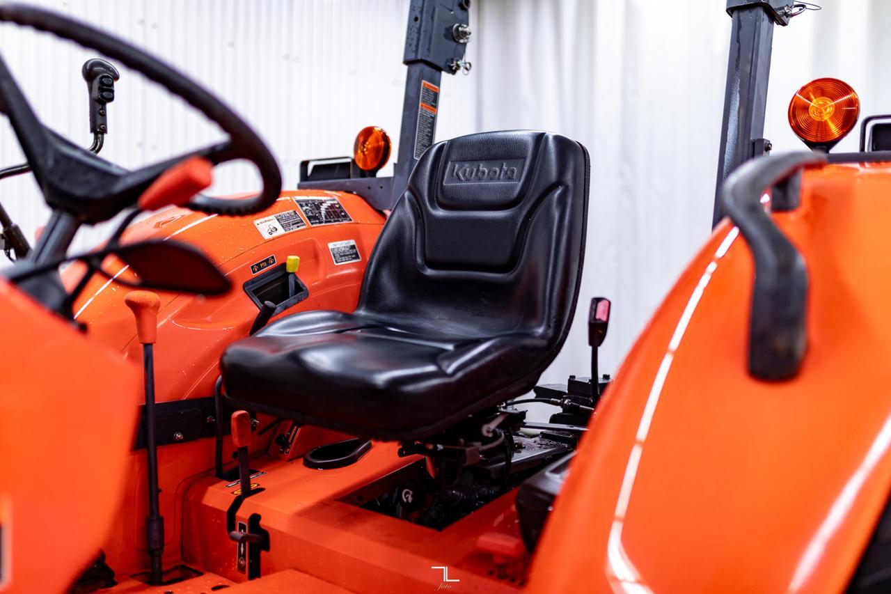 2015 Kubota M7040SUD 4WD Tractor Loader Grapple Diesel Red Deer AB