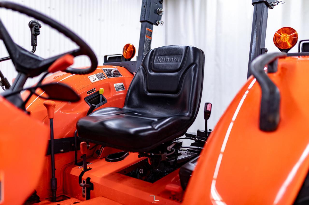 2015 Kubota M7040SUD 4WD Tractor Loader Grapple Diesel Red Deer AB