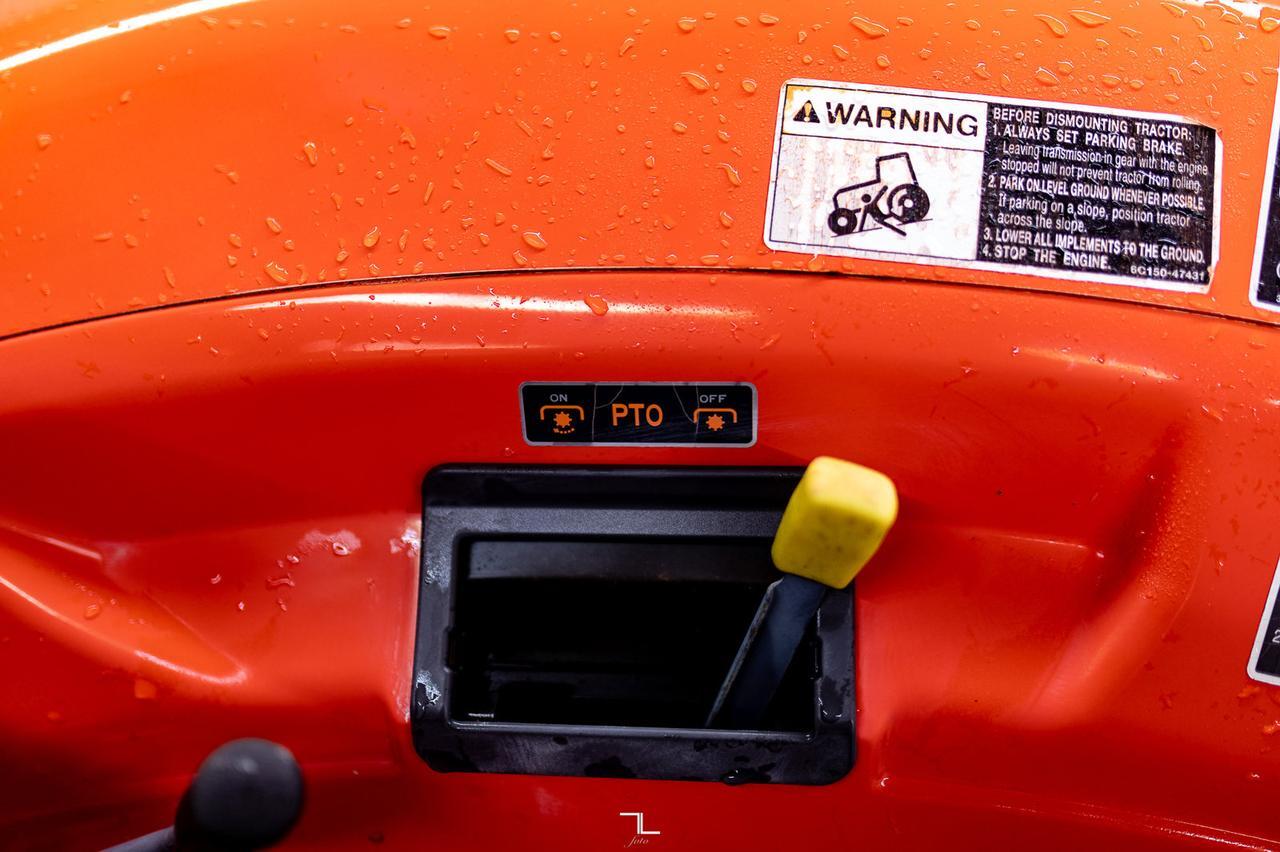 2015 Kubota M7040SUD 4WD Tractor Loader Grapple Diesel Red Deer AB