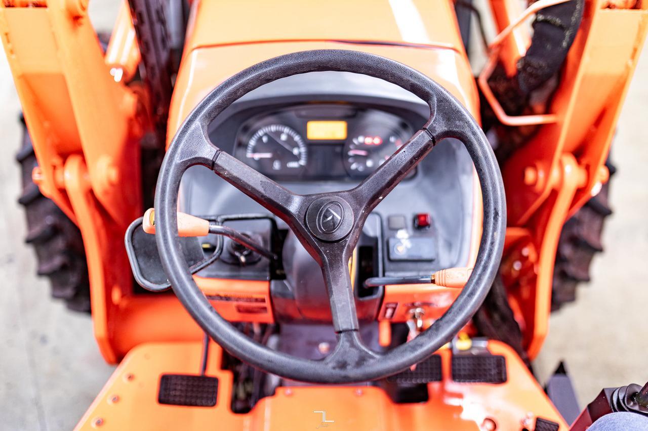 2015 Kubota M7040SUD 4WD Tractor Loader Grapple Diesel Red Deer AB