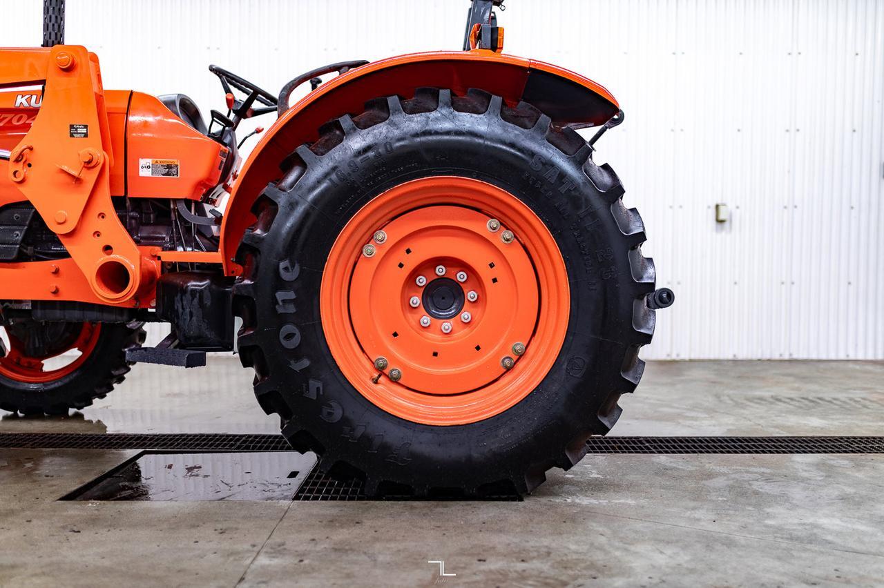 2015 Kubota M7040SUD 4WD Tractor Loader Grapple Diesel Red Deer AB