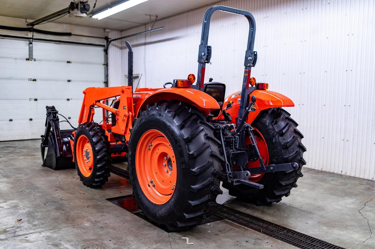 2015 Kubota M7040SUD 4WD Tractor Loader Grapple Diesel Red Deer AB