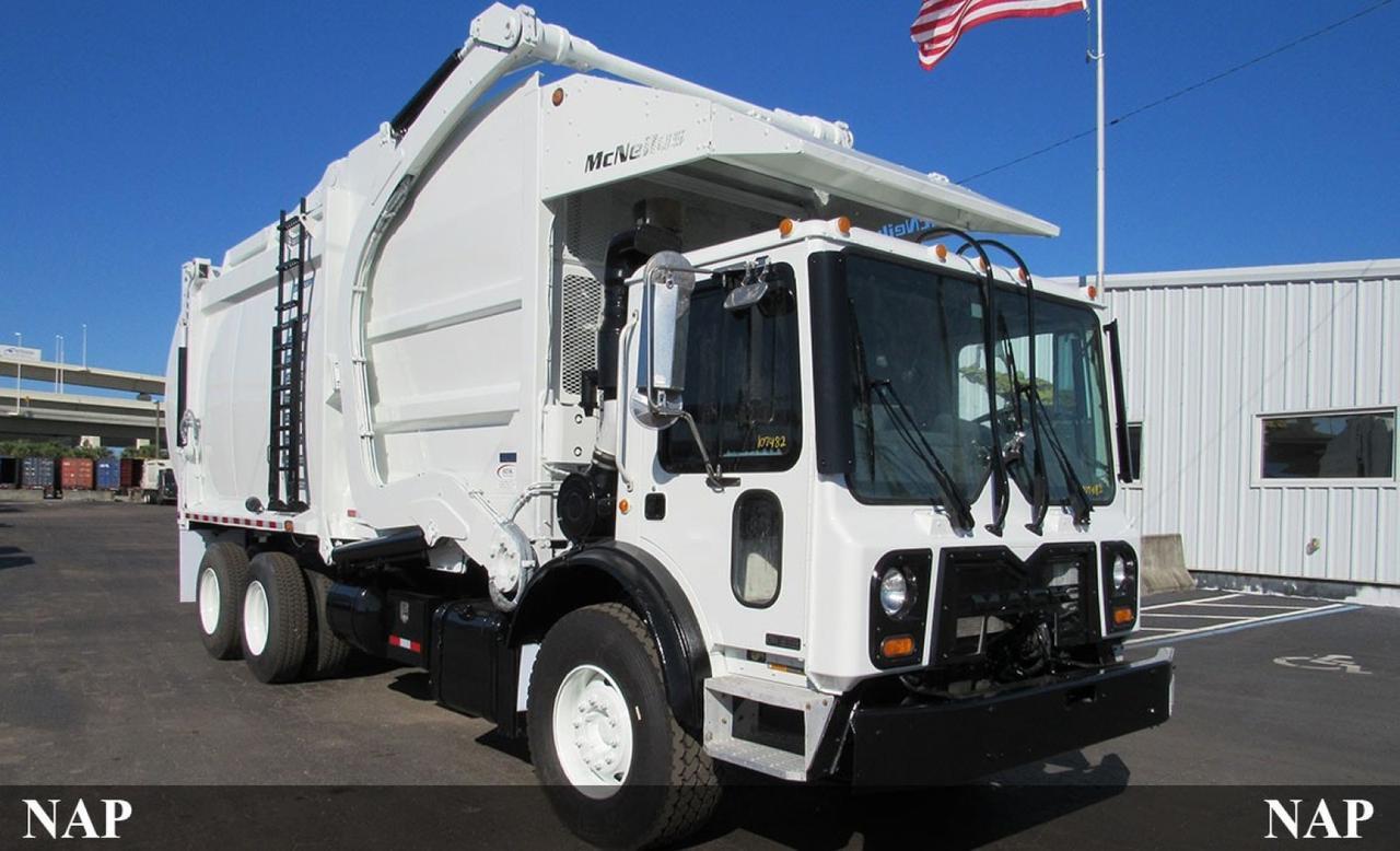 2015 Mack MRU613 40 yard McNeilus Front Loader Garbage Truck