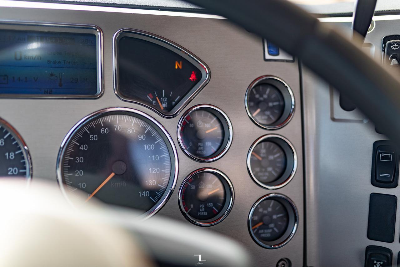 2015 Mack Pinnacle CXU 613 Daycab Tractor Diesel Red Deer AB