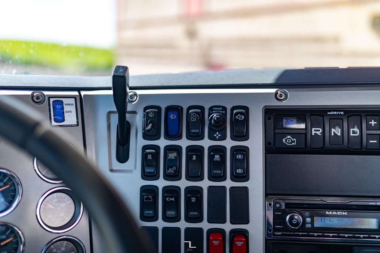 2015 Mack Pinnacle CXU 613 Daycab Tractor Diesel Red Deer AB