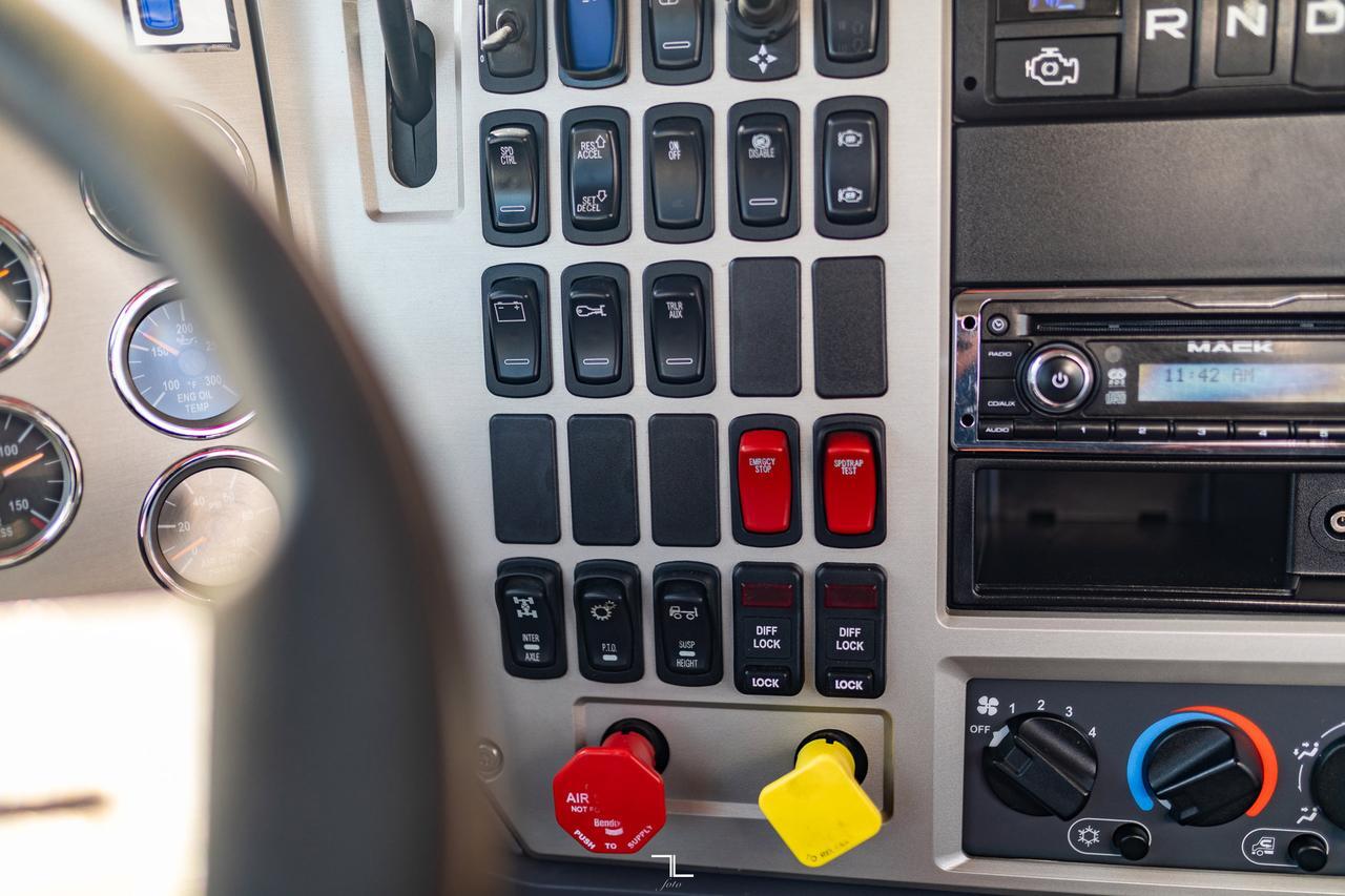 2015 Mack Pinnacle CXU 613 Daycab Tractor Diesel Red Deer AB