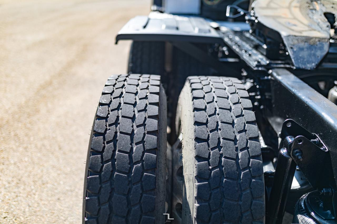 2015 Mack Pinnacle CXU 613 Daycab Tractor Diesel Red Deer AB