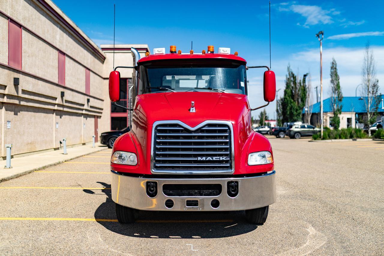 2015 Mack Pinnacle CXU 613 Daycab Tractor Diesel Red Deer AB