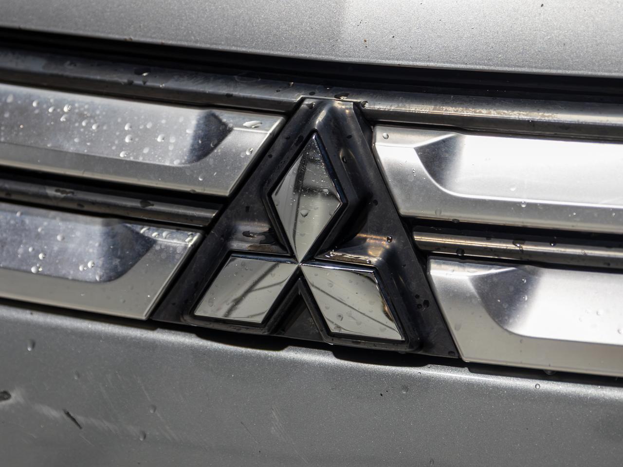 2015 Mitsubishi Outlander SE AWD 7-Passenger Cranberry PA