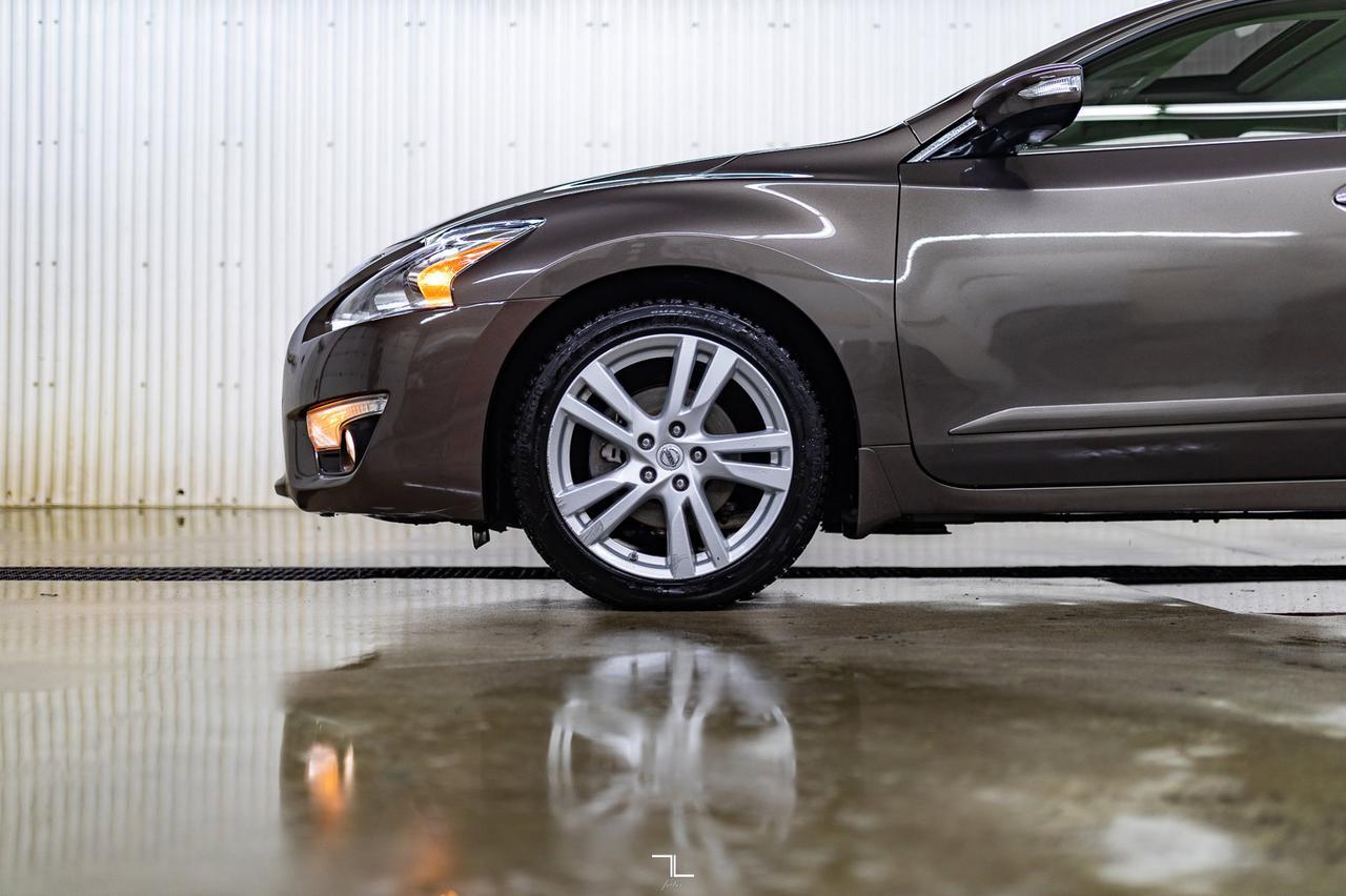 2015 Nissan Altima 3.5 SL Leather Roof BCam Red Deer AB