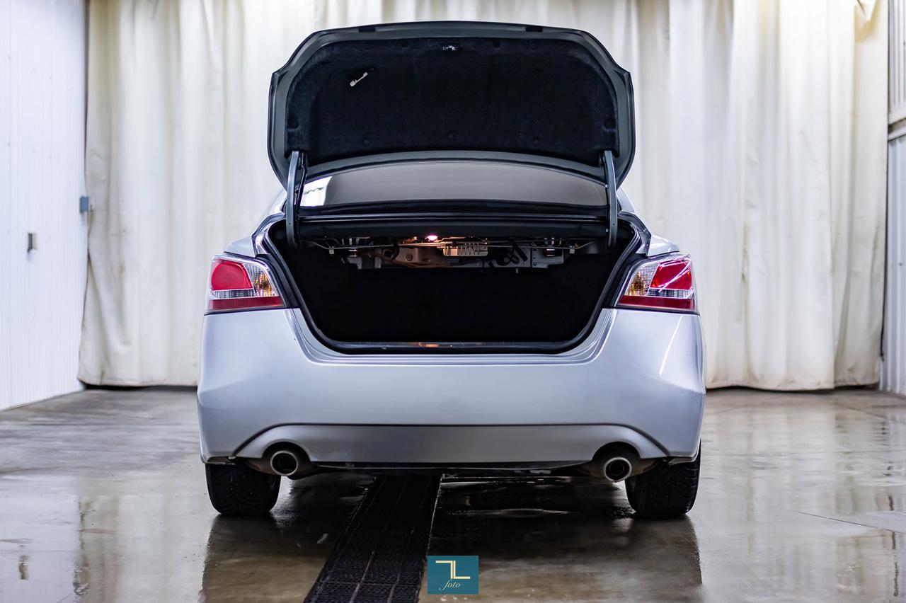 2015 Nissan Altima SL Leather Roof Nav BCam Red Deer AB