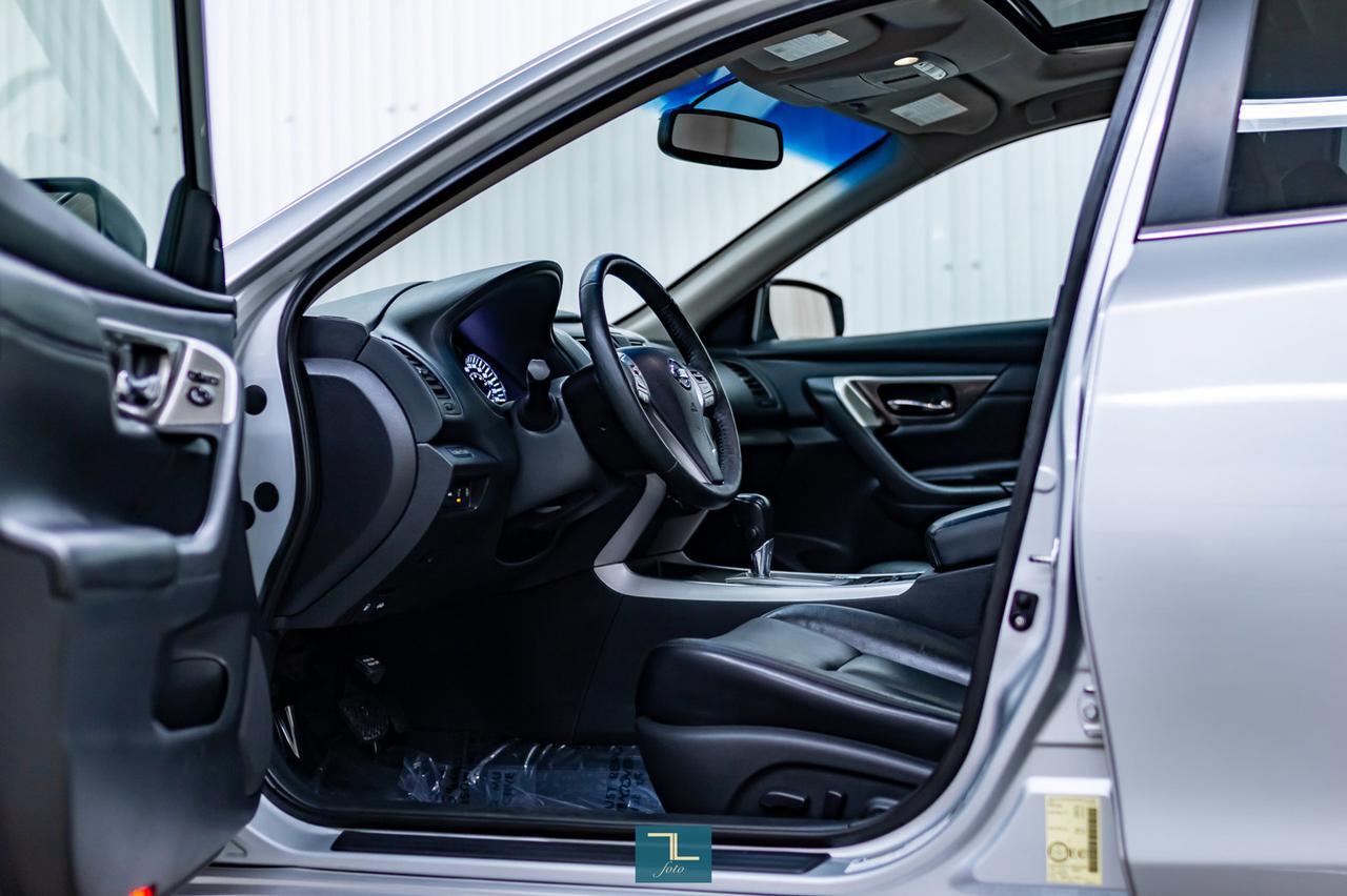 2015 Nissan Altima SL Leather Roof Nav BCam Red Deer AB