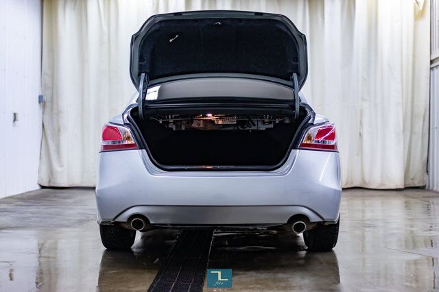 2015 Nissan Altima SL Leather Roof Nav BCam Red Deer AB