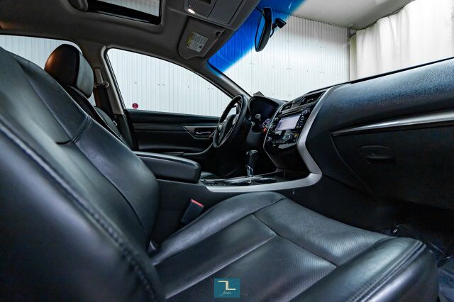 2015 Nissan Altima SL Leather Roof Nav BCam Red Deer AB