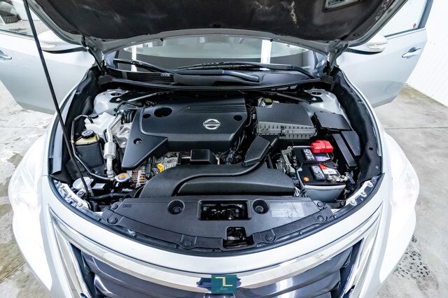 2015 Nissan Altima SL Leather Roof Nav BCam Red Deer AB