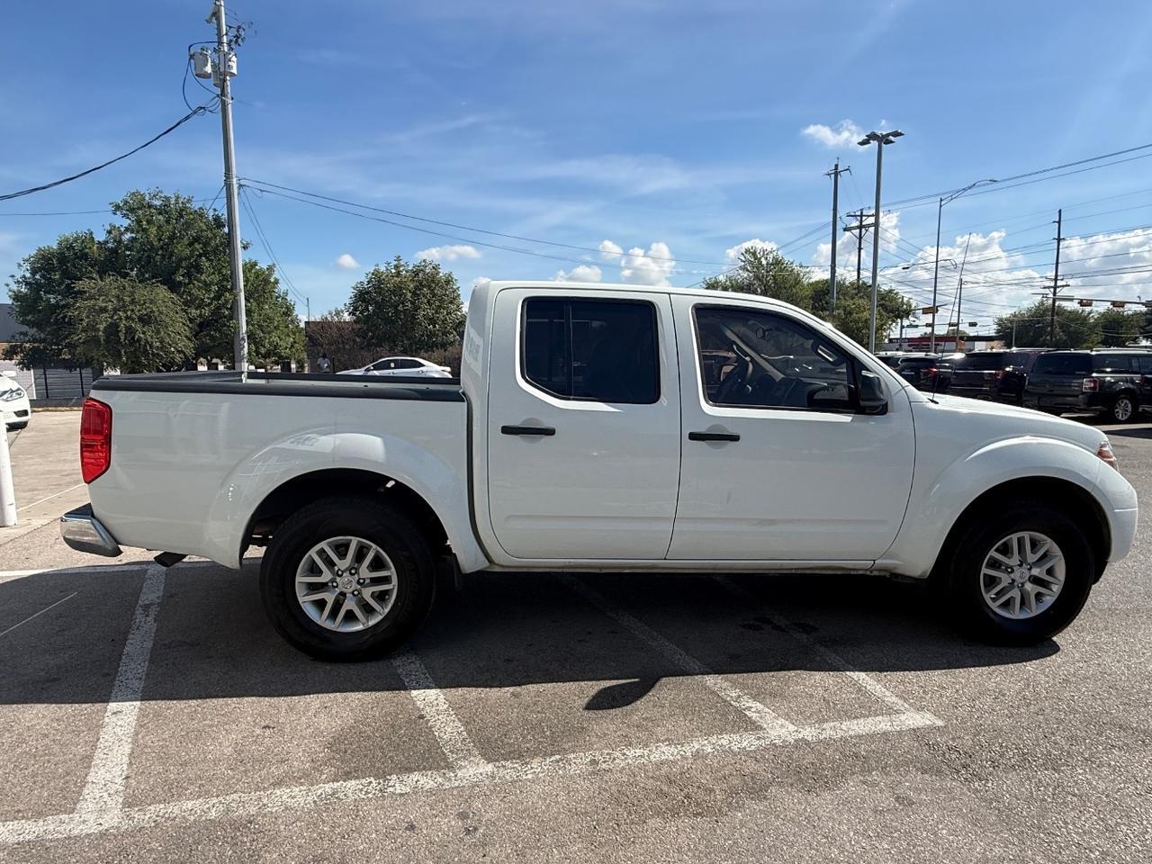 2015 Nissan Frontier SL Crew Cab 5AT 2WD Austin TX