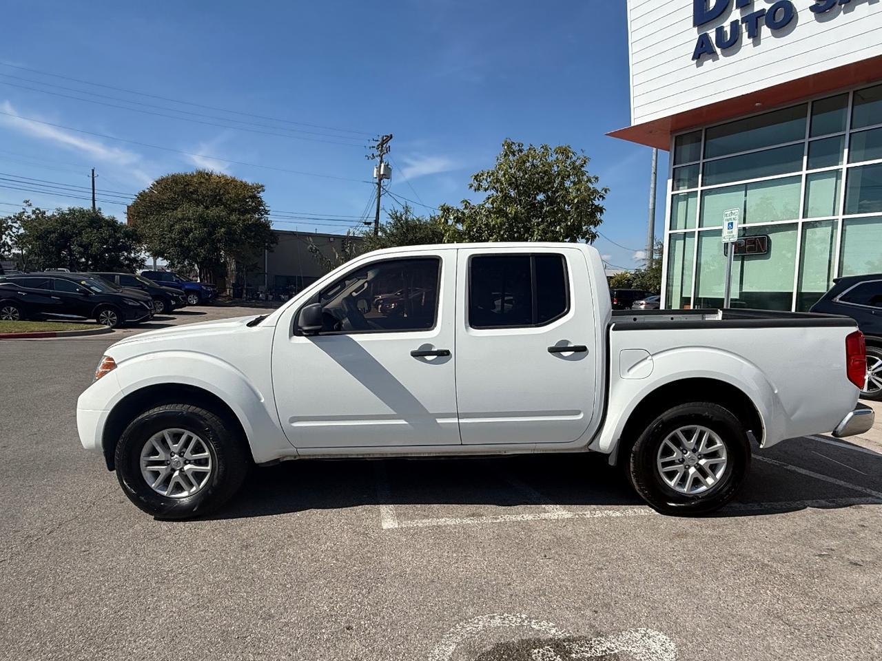 2015 Nissan Frontier SL Crew Cab 5AT 2WD Austin TX