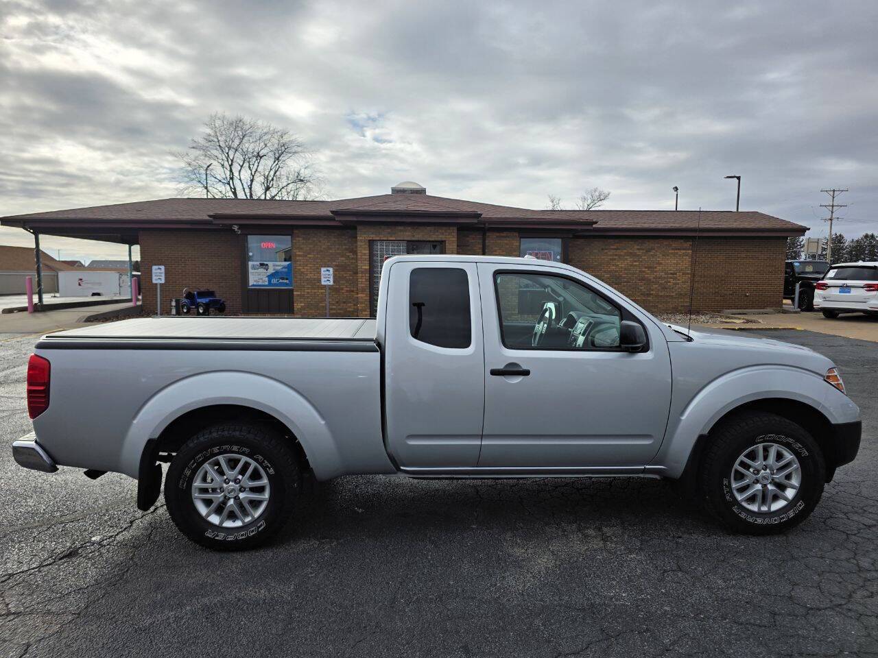 2015 Nissan Frontier SV V6 4x4 4dr King Cab 6.1 ft. SB Pickup 5A Eldridge IA