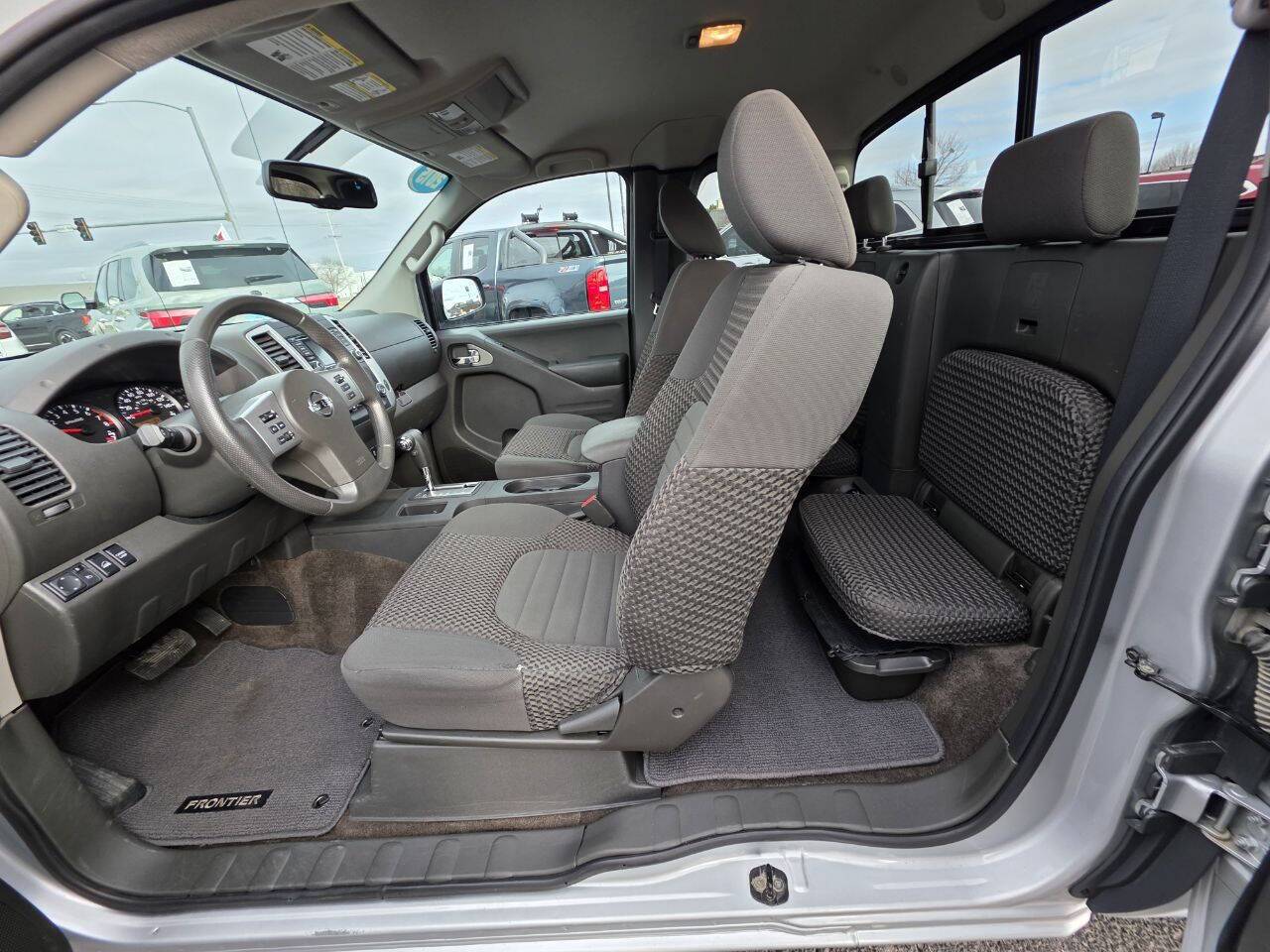 2015 Nissan Frontier SV V6 4x4 4dr King Cab 6.1 ft. SB Pickup 5A Eldridge IA