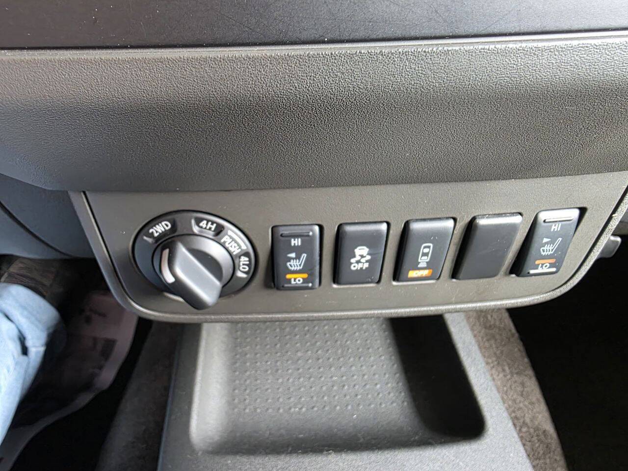 2015 Nissan Frontier SV V6 4x4 4dr King Cab 6.1 ft. SB Pickup 5A Eldridge IA