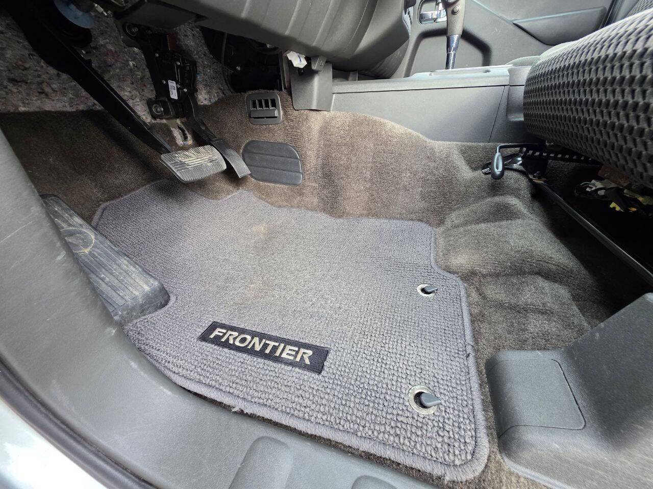 2015 Nissan Frontier SV V6 4x4 4dr King Cab 6.1 ft. SB Pickup 5A Eldridge IA