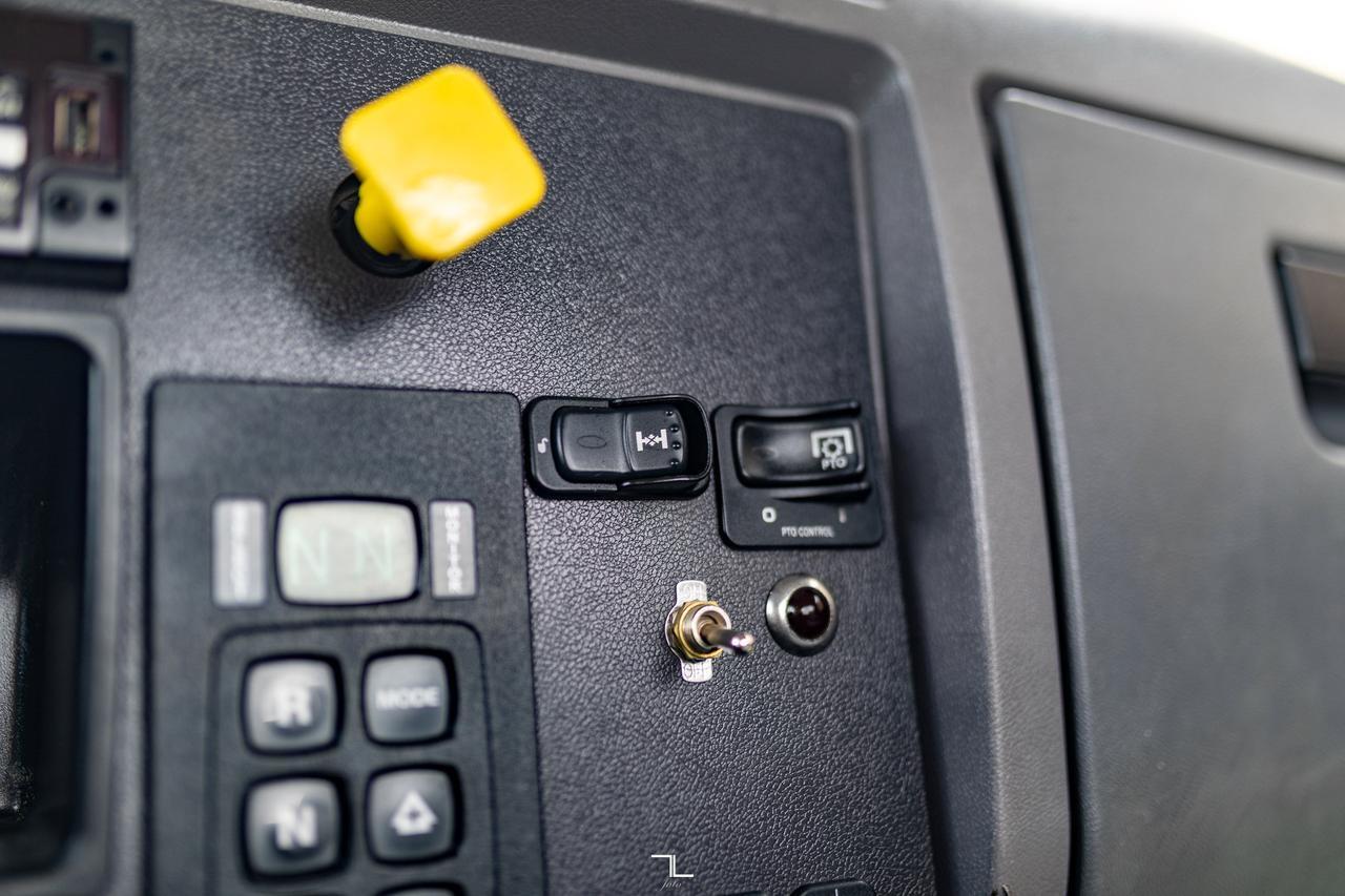 2015 Peterbilt 337 Daycab & Chassis Diesel Red Deer AB