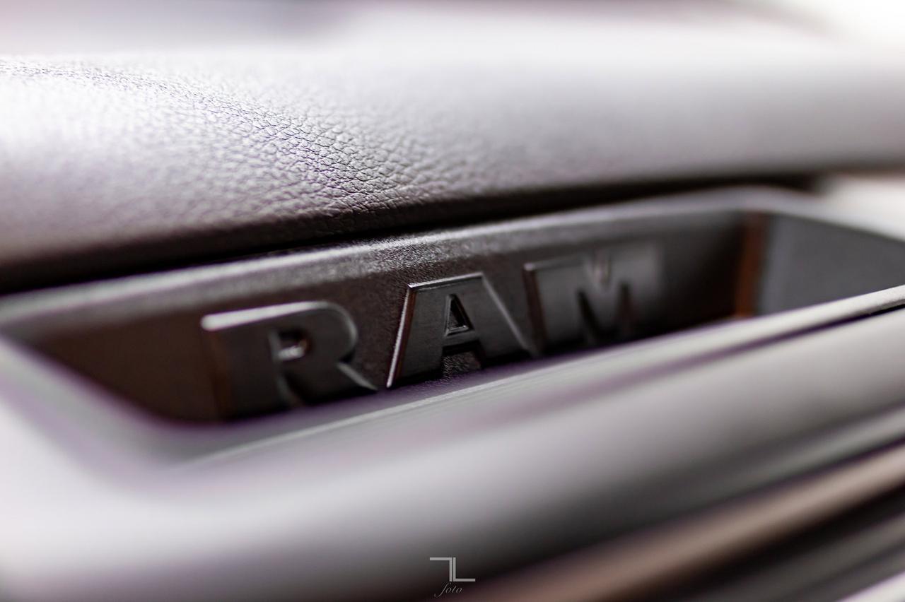 2015 Ram 3500 4x4 Reg Cab ST Dually Deck HEMI Red Deer AB