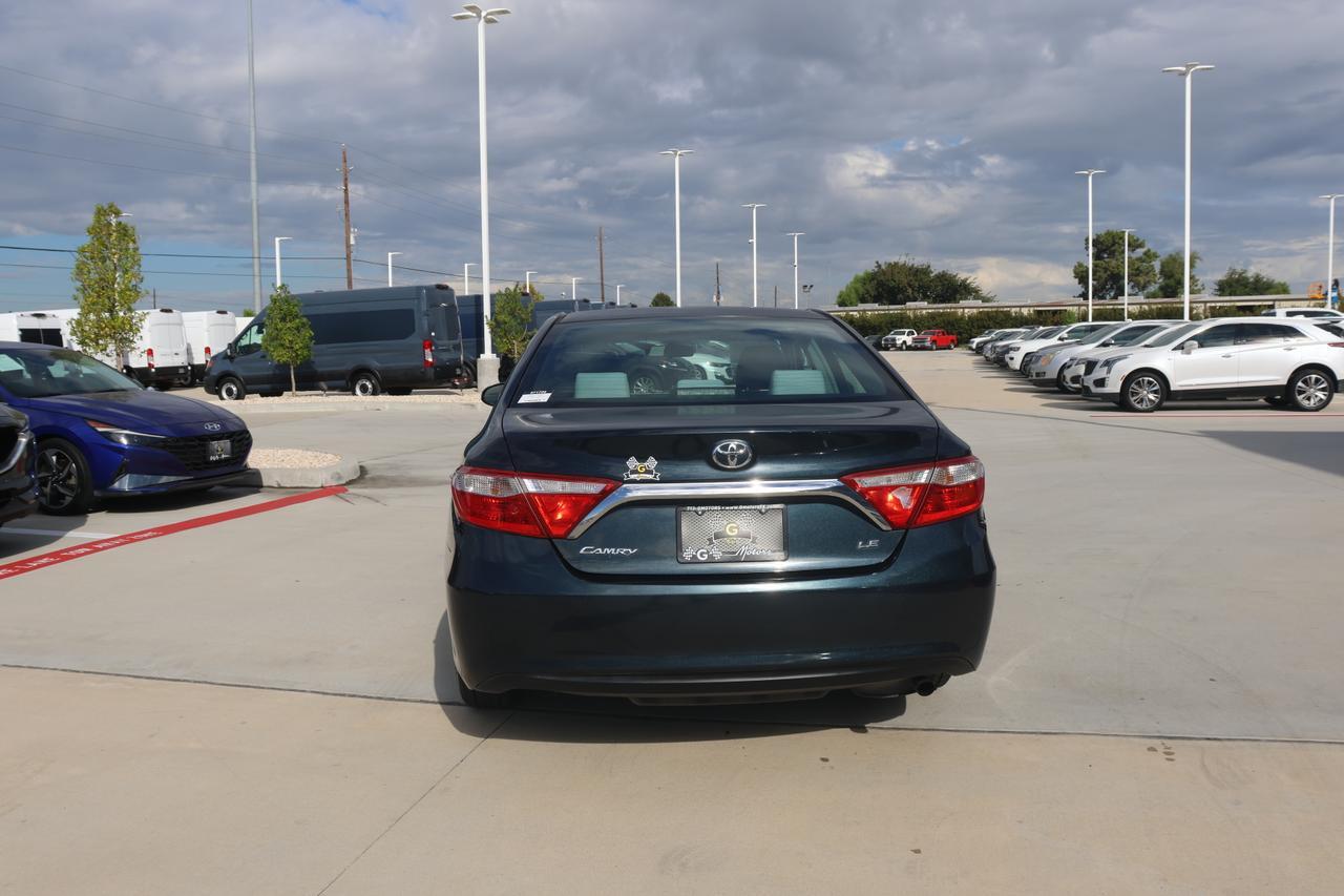 2015 Toyota Camry LE photo 4