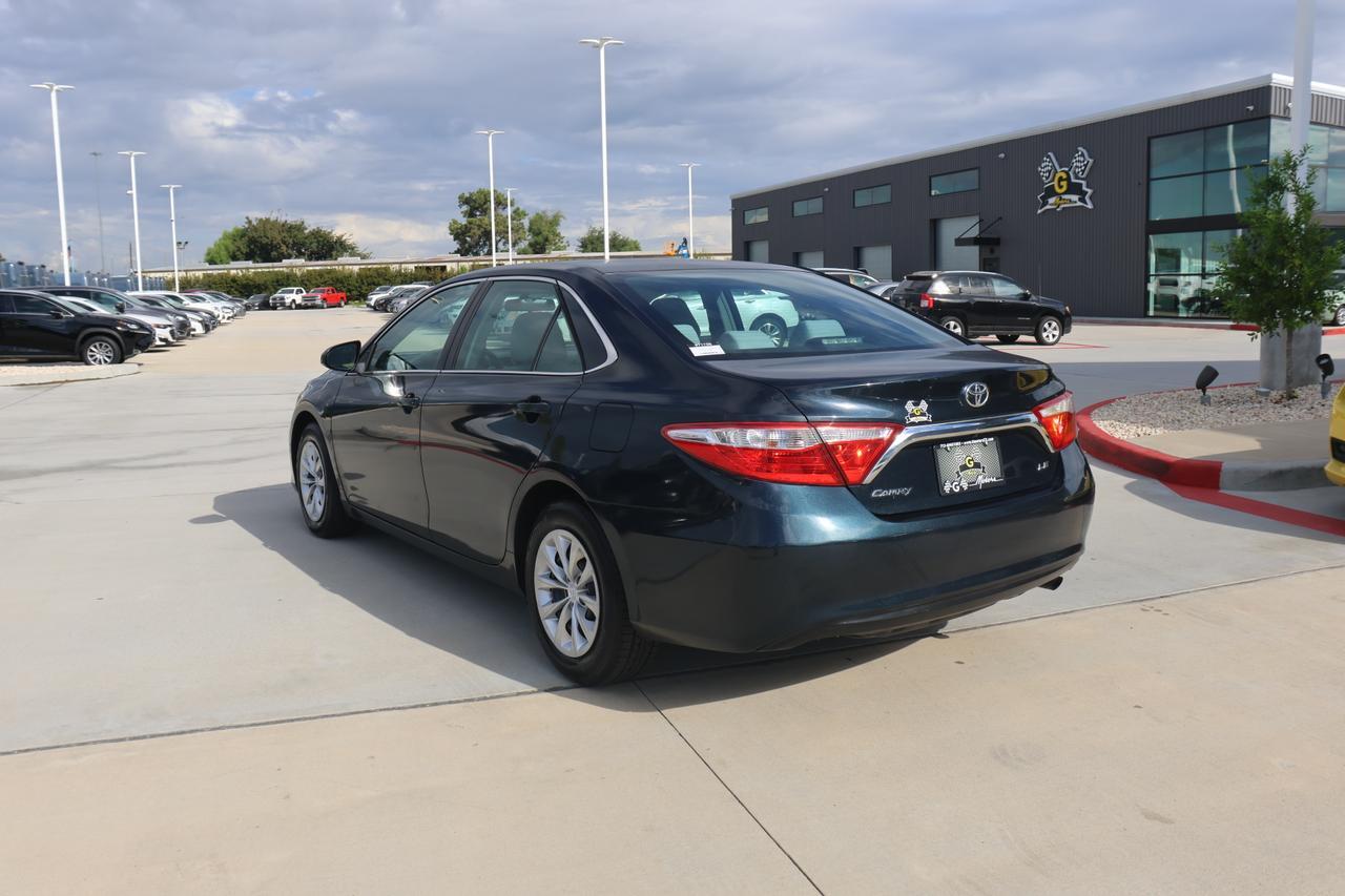 2015 Toyota Camry LE photo 3