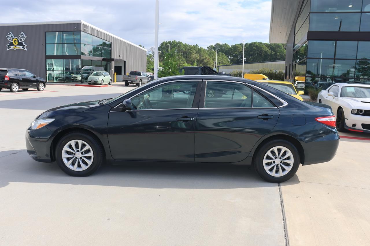 2015 Toyota Camry LE photo 2