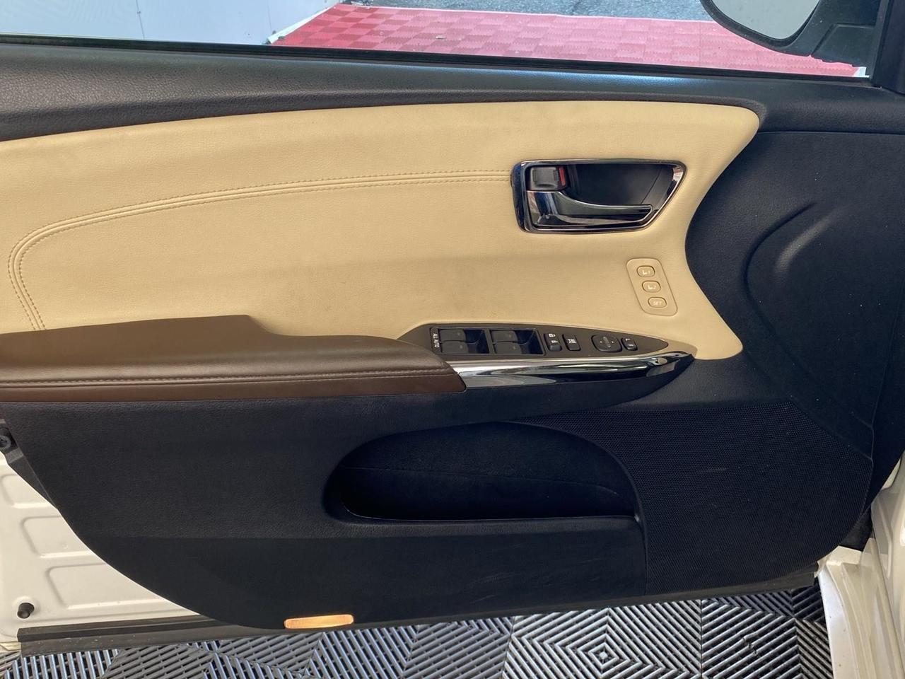 2015 Toyota Avalon Hybrid XLE Touring photo 16