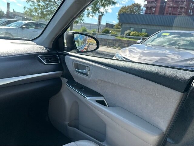 2015 Toyota Camry XSE photo 16