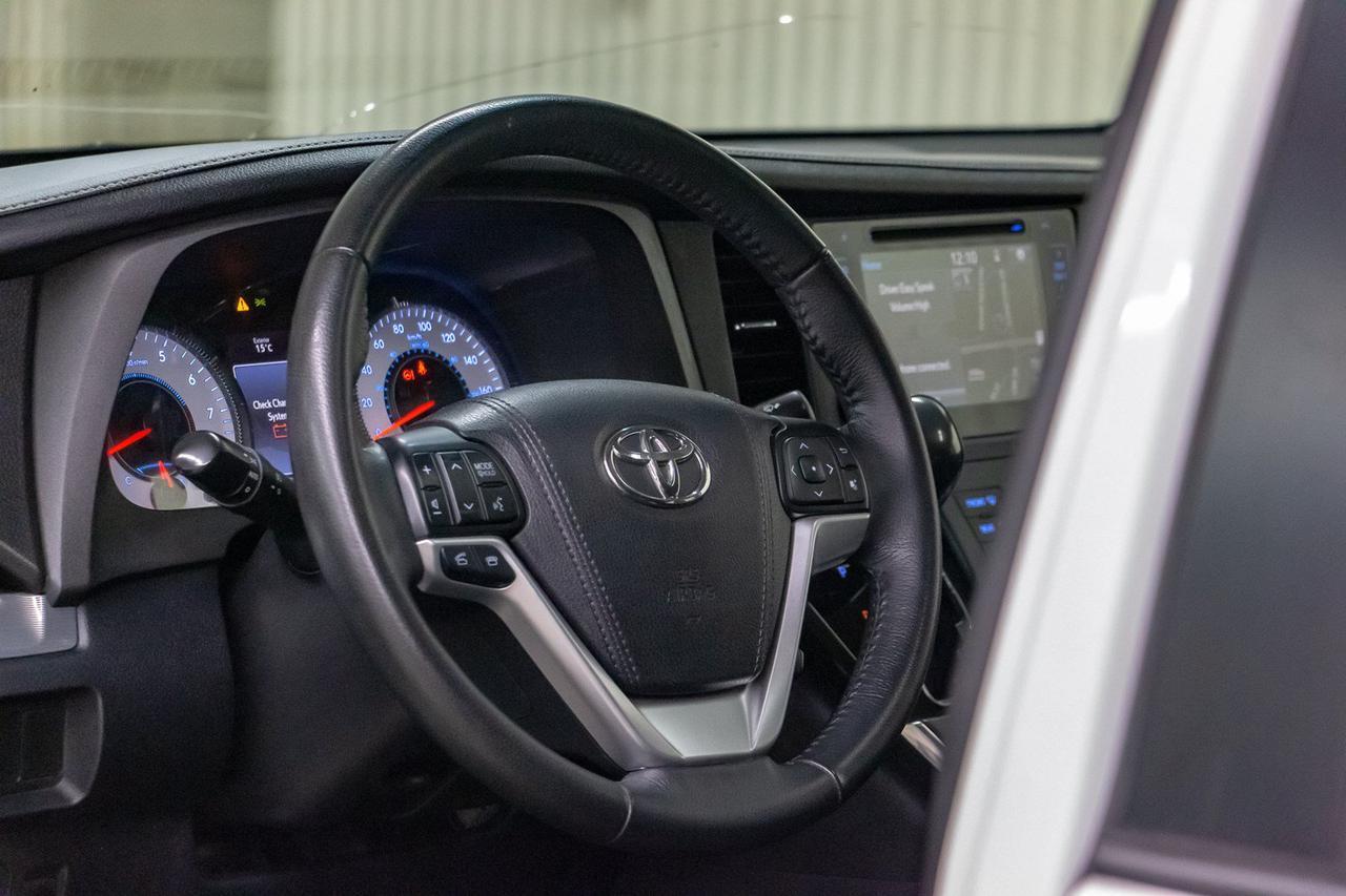 2015 Toyota Sienna SE Leather Roof Nav DVD Red Deer AB