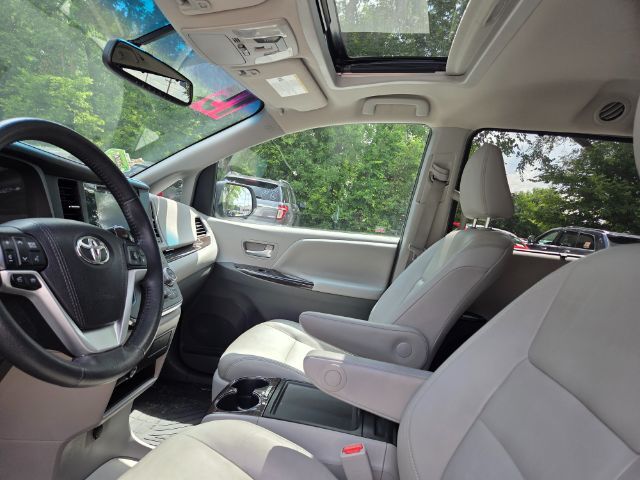 2015 Toyota Sienna XLE 7 Passenger Elgin IL
