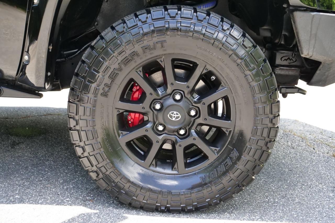2015 Toyota Tundra SR5 4X4 / TRD Off Road / 5.7L V8 / Upgrades! High Point NC