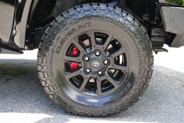 2015 Toyota Tundra SR5 4X4 / TRD Off Road / 5.7L V8 / Upgrades! High Point NC