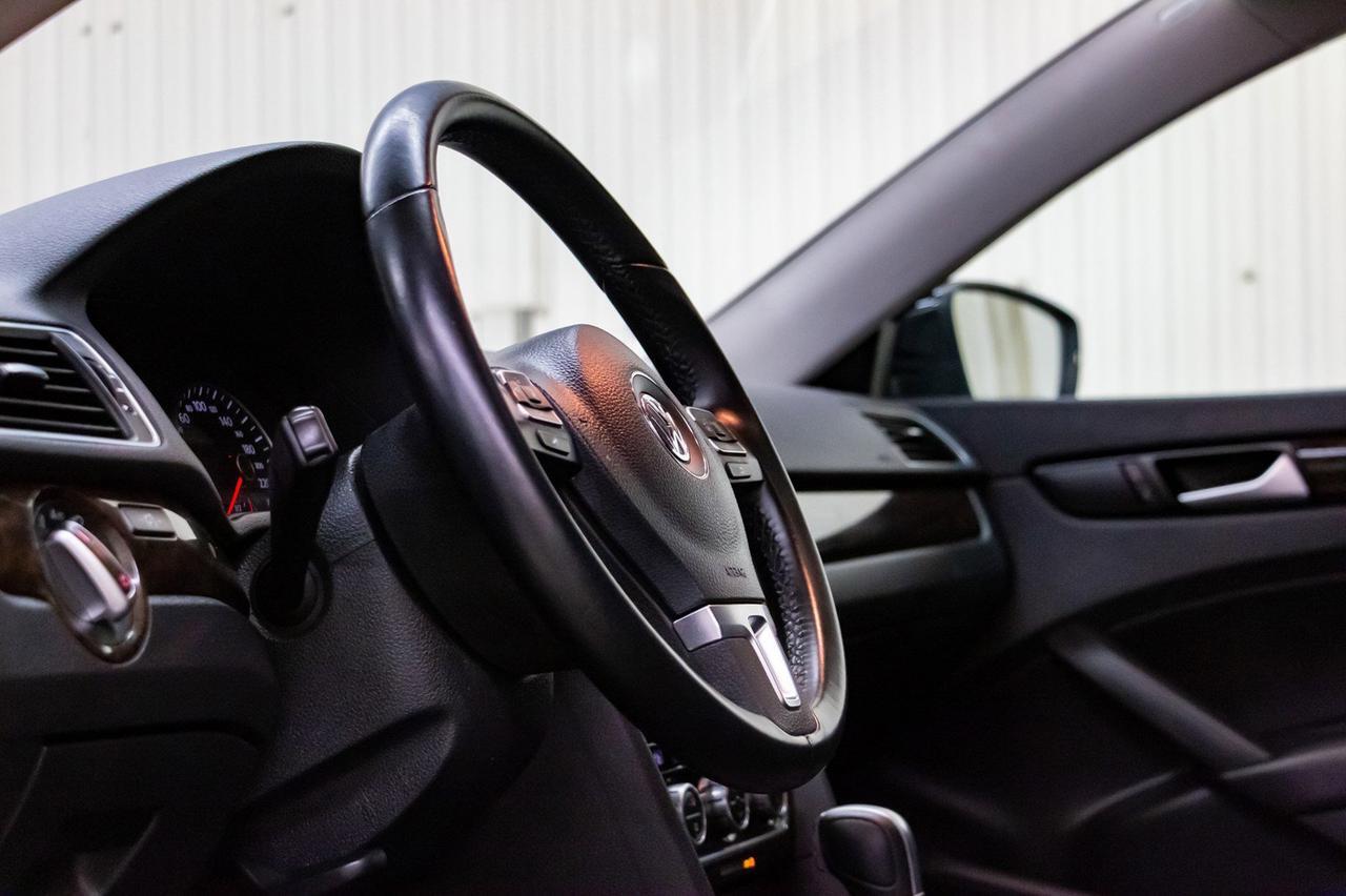 2015 Volkswagen Passat Highline Leather Roof Nav Red Deer AB