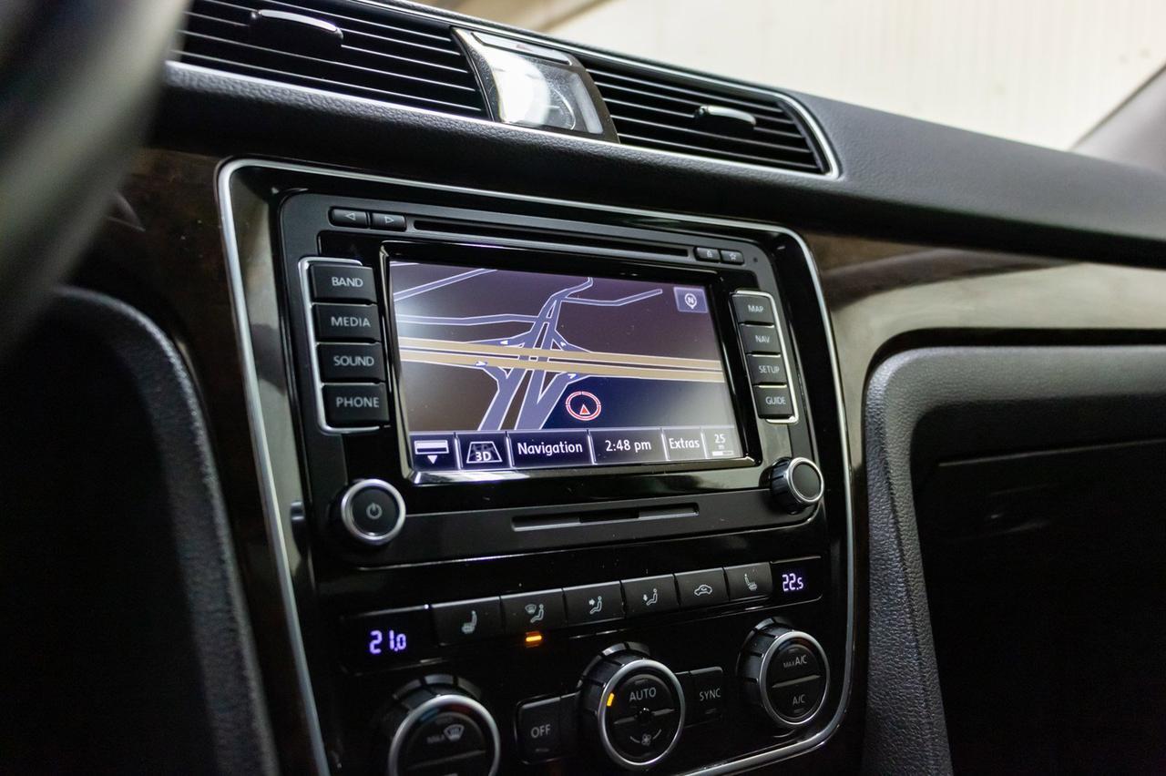 2015 Volkswagen Passat Highline Leather Roof Nav Red Deer AB