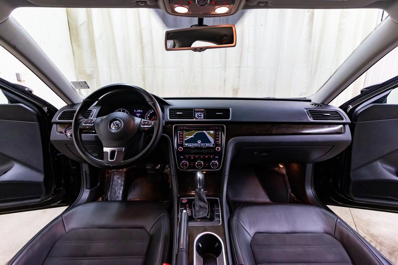 2015 Volkswagen Passat Highline Leather Roof Nav Red Deer AB