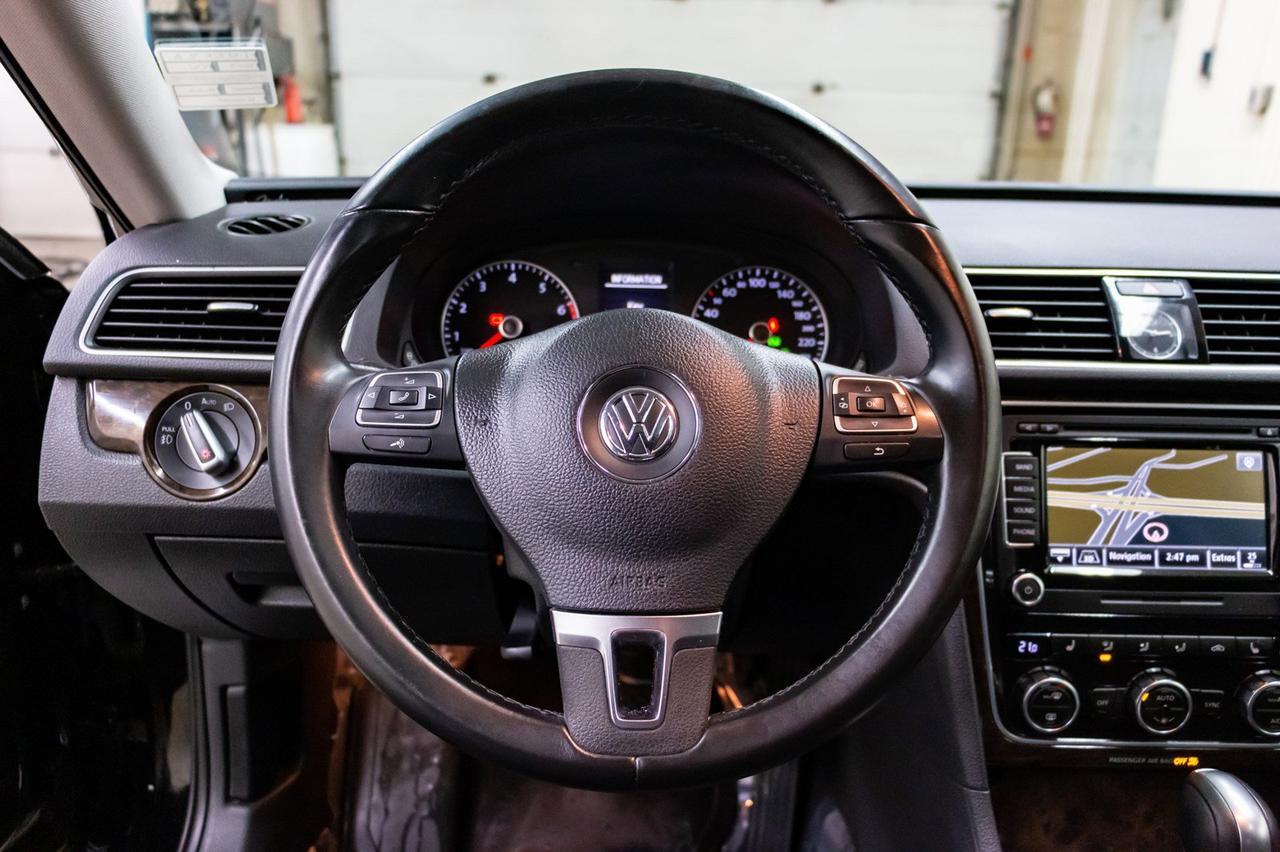 2015 Volkswagen Passat Highline Leather Roof Nav Red Deer AB