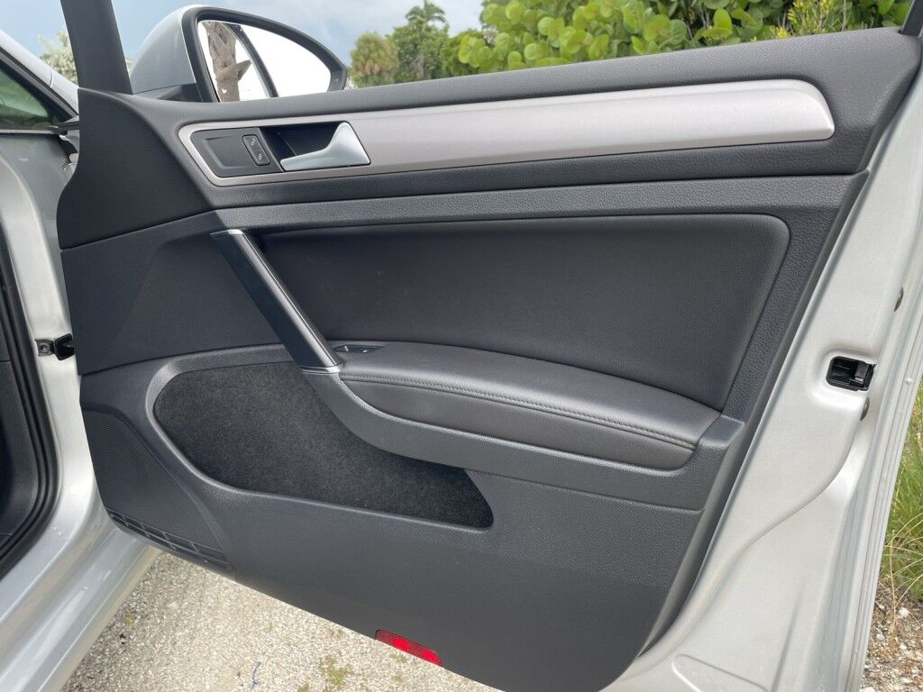 2015 Volkswagen e-Golf SEL PREMIUM~EXCELLENT CONDITION~LOW MILES~BLUETOOTH~HEATED SEATS~NAVIGATION~REARVIEW CAMERA Sarasota FL